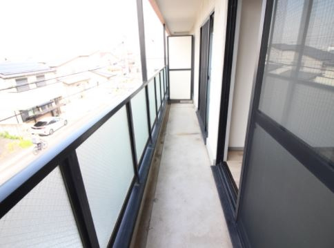 和泉市太町の賃貸マンションのバルコニー|広々としたバルコニーです