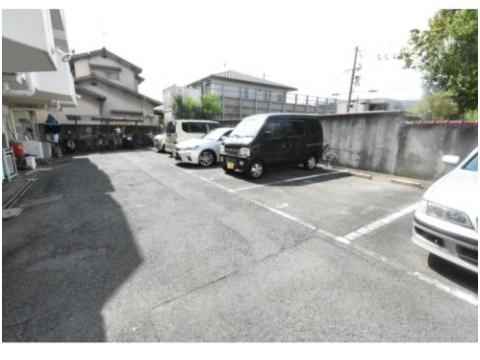 和泉市太町の賃貸マンションの駐車場|駐車場があるので、車を買う予定の方も安心です