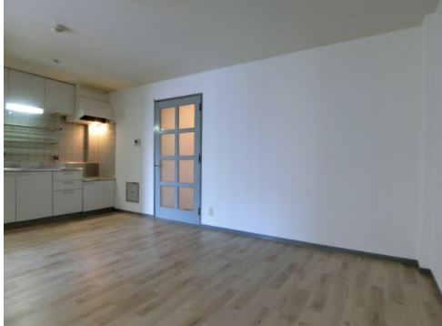 和泉市太町の賃貸マンションの居間・リビング|こちらのリビングで趣味の時間をお楽しみください