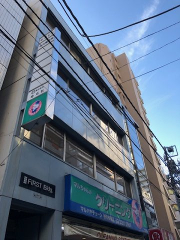 FIRSTビルの外観