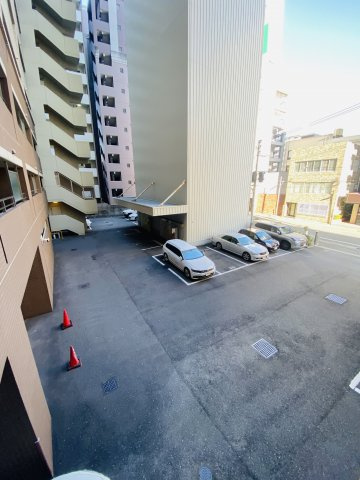 ウェルリバービュー天神の駐車場