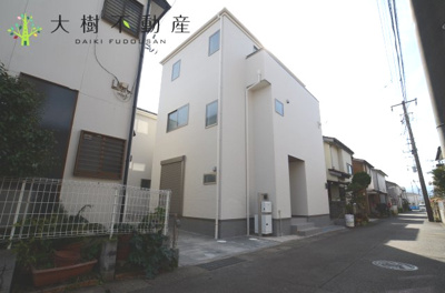 【前面道路含む現地写真】 | 海老名市上今泉1丁目  新築戸建て 全２棟　【仲介手数料無料】 | 前面道路含む現地写真です