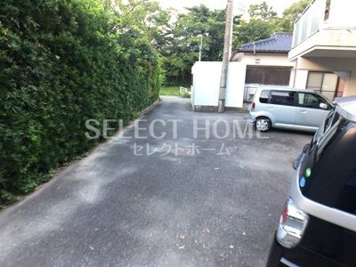 【その他共用部分】 | アイリス若松 | 車をお持ちの方に嬉しい駐車場付きの物件です