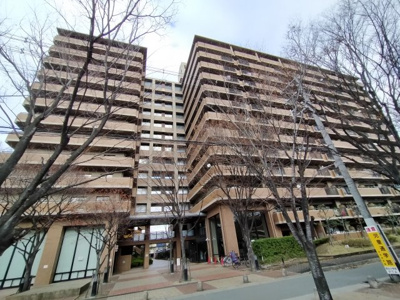 【外観】 | 四季彩都くすのき館 | ◎ＪＲ学研都市線・おおさか東線・大阪メトロ今里筋線『鴫野駅』各徒歩7分！！
◎周辺施設充実で生活至便な環境
◎小学校が近くお子様の通学が安心ですね♪