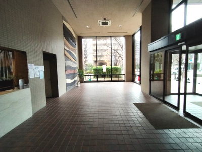 【エントランス】 | 四季彩都くすのき館 | あかるく開放感のあるエントランスです。
管理人が常駐で安心ですね♪