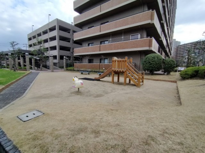 【周辺】 | 四季彩都くすのき館 | マンション敷地内には遊具のある公園がございます。
小さなお子様も安心して遊ばせる事ができます♪