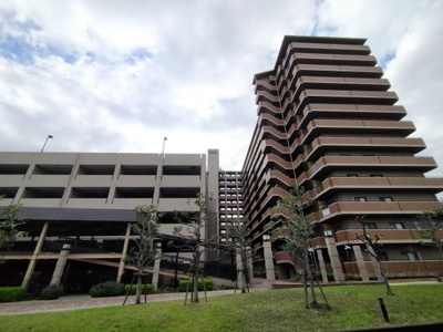 【外観】 | 四季彩都くすのき館 | 平成8年築　
総戸数216戸の大型マンション