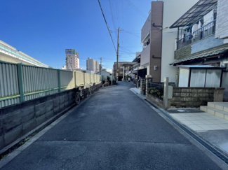 【前面道路含む現地写真】 | 周辺交通量の少ない地域ですので、お子様にも安心です♪