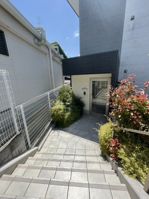 【エントランス】 | ラファヴール | 清潔なエントランスです