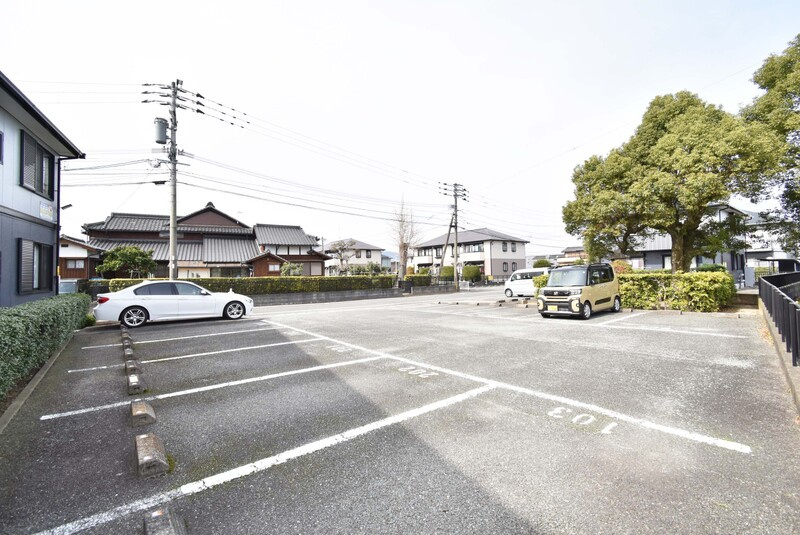 フォンテーヌ宮ノ陣Ⅰ【キャッシュバック対象物件】の駐車場|車をお持ちの方に嬉しい駐車場付きの物件です