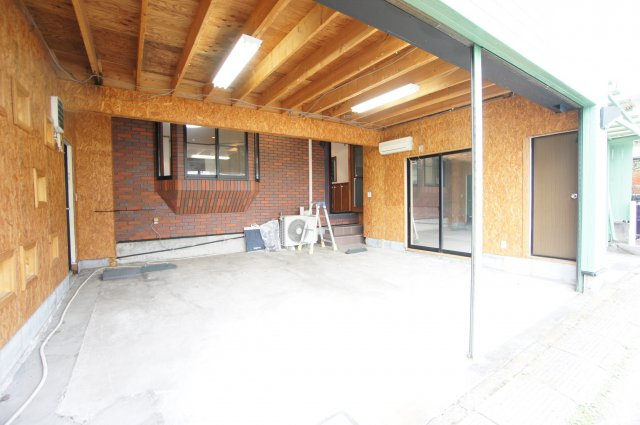 花野井戸建の駐車場