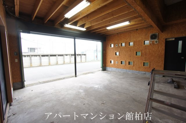 花野井戸建の駐車場|ガレージ