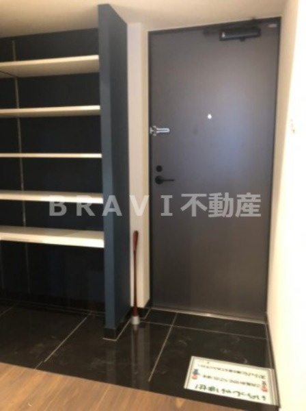 BRAVE徳井町　BRAVI不動産の玄関|【BRAVE徳井町】広いシューズボックスある玄関
