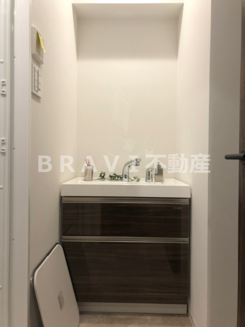 BRAVE徳井町　BRAVI不動産の独立洗面台|【BRAVE徳井町】独立洗面台