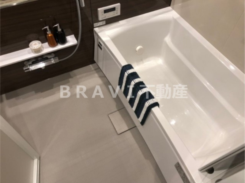 BRAVE徳井町　BRAVI不動産の浴室|【BRAVE徳井町】追い焚き可能な大きな浴槽のバス