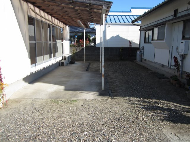 山本貸家の駐車場