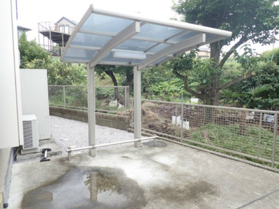 【その他共用部分】 | ヴェルデュール【SHM】 | 屋根付きの駐輪場で雨が降っても大切な自転車が濡れなくてすみますね♪荷物が重いときに自転車があれば助かりますね！