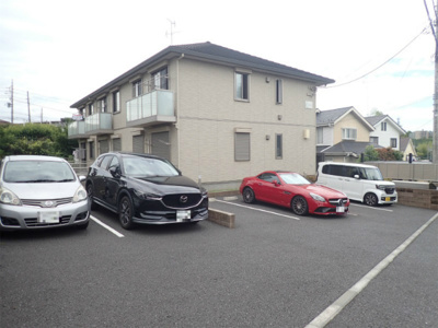 【駐車場】 | ヴェルデュール【SHM】 | いつでも目の届く敷地内に駐車場があります♪荷物がかさばりがちなお買物にも、敷地内駐車場があると便利ですよね☆