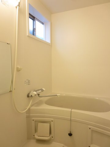 中古戸建　四條畷市岡山東5丁目　（昭和44年築）の浴室|窓から陽が差し込む明るいお風呂☆