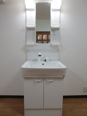 中古戸建　四條畷市岡山東5丁目　（昭和44年築）の独立洗面台|ピカピカ☆清潔感あふれる独立洗面台！