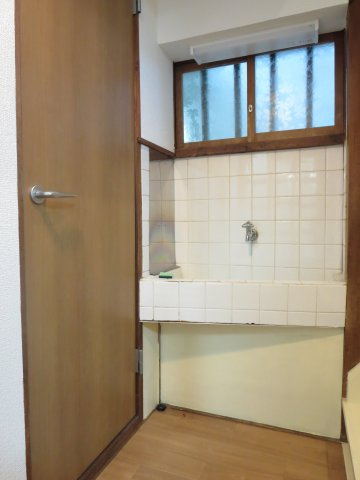 中古戸建　四條畷市岡山東5丁目　（昭和44年築）の洗面所|廊下に手洗いがあるのは嬉しいですね♪