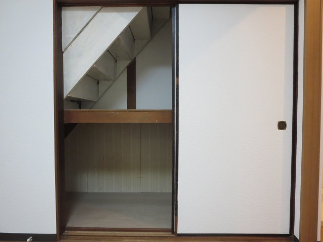 中古戸建　四條畷市岡山東5丁目　（昭和44年築）の収納|階段下収納もあります♪
