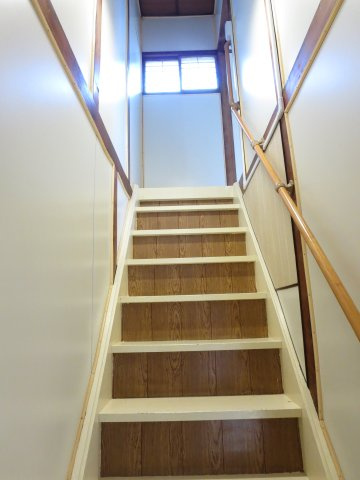 中古戸建　四條畷市岡山東5丁目　（昭和44年築）の内装|明るい階段☆