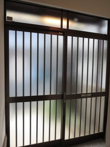 中古戸建　四條畷市岡山東5丁目　（昭和44年築）の玄関|陽が差し込む明るい引き違い玄関☆