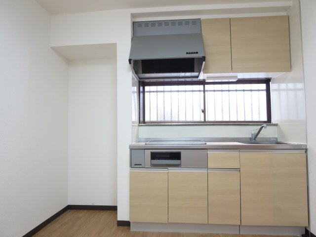 中古戸建　四條畷市岡山東5丁目　（昭和44年築）のキッチン|冷蔵庫置き場もキッチンすぐ横にあってお料理が楽しくなりそう♪