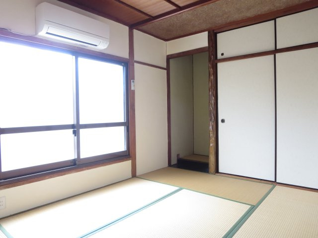 中古戸建　四條畷市岡山東5丁目　（昭和44年築）の和室|床の間・収納付きの明るい２階和室です！