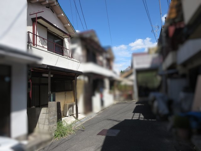 中古戸建　四條畷市岡山東5丁目　（昭和44年築）の前面道路含む現地写真