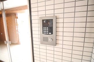 【エントランス】 | 防犯上安心のオートロック機能付きマンション♪