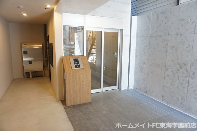 金鼎ビルkomeyaのエントランス