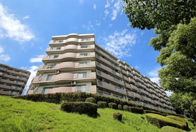 【外観】 | 新ゆりグリーンタウンけやき街区１号棟 | 総戸数２１６戸、昭和６２年７月築、管理人は日勤勤務につき管理体制良好です♪