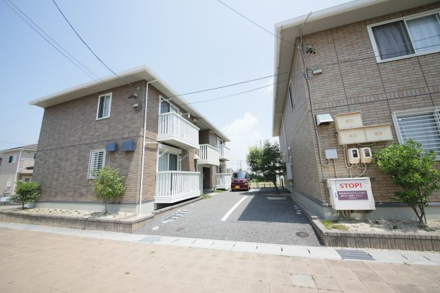 ファミール森西Aの駐車場