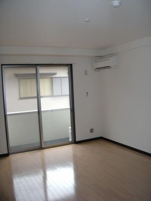 金太郎ヒルズ１８の居間・リビング|明るいお部屋です