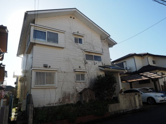 【外観】 | 外壁に汚れあり。蔦も一部這っています。