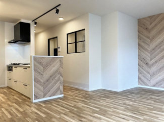 【外観】 | ヘリンボーンのキッチン腰壁とリビングの壁でオシャレ度アップ