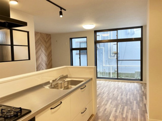 【外観】 | キッチンにいても目隠しガラスで家族の帰宅がわかります。