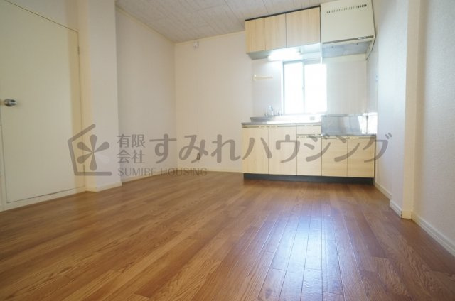 サンハイツ実穂の居間・リビング|参考、同建物・反転間取りの号室