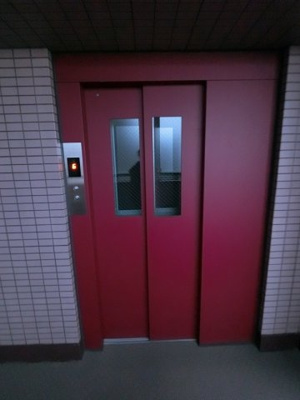 【その他共用部分】 | エクレール横浜二俣川 | お買い物時やベビーカーの出し入れに便利なエレベーター付です。