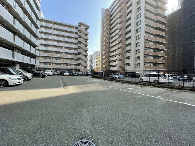 アンピール箱崎東の駐車場