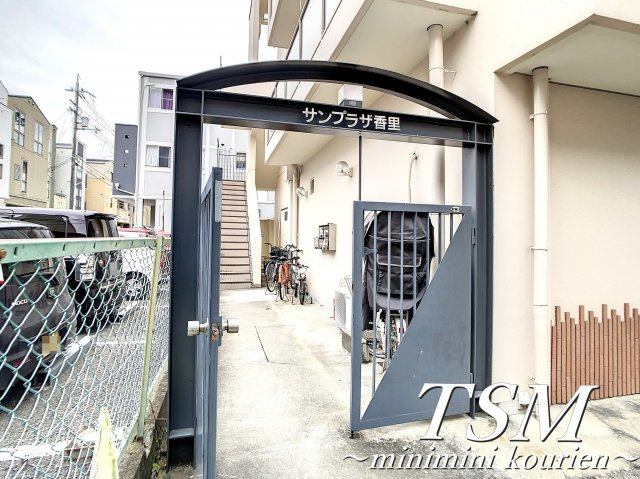 サンプラザ香里マンションのエントランス