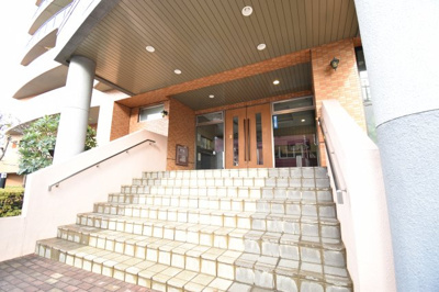 【エントランス】 | ダイアパレス立川幸町 | シンプルながら、それでいて雨対策もシッカリと考えられたエントランス。マンション全体の雰囲気がワンランクアップ。