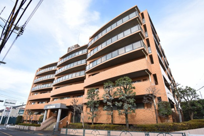 【外観】 | ダイアパレス立川幸町 | シックで落ち着いた印象の外壁タイル張りのマンション。最寄り駅徒歩13分の便利な立地です。
