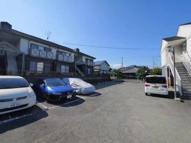 メゾンソワニエＢ棟の駐車場|車をお持ちの方に嬉しい駐車場付きの物件です