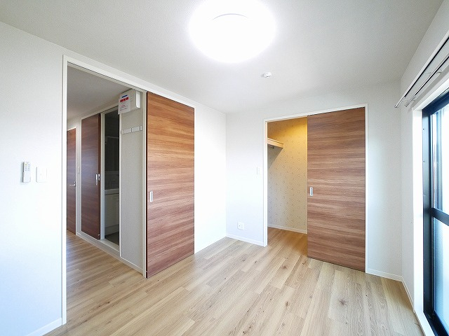 メゾンソワニエＢ棟の寝室|広くて明るい寝室