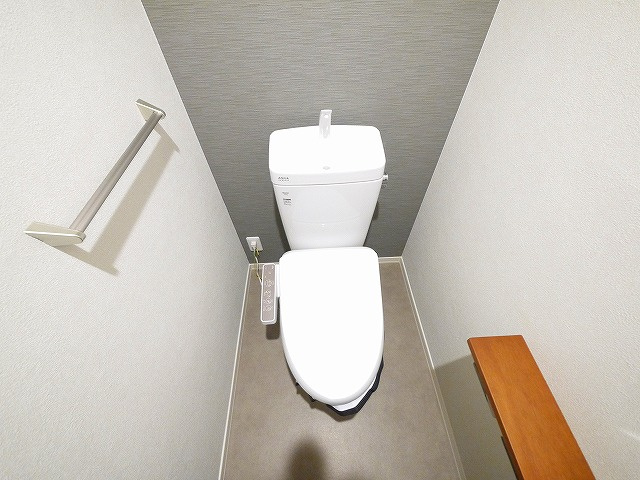 メゾンソワニエＢ棟の独立洗面台|独立洗面台、小物を置くことができて便利です