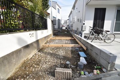 【駐車場】 | 調布市上石原3丁目　新築戸建て | 玄関前の駐車スペースは買い物帰りで荷物が多くても楽ですね。前面道路も広いので車庫入れもしやすいです。