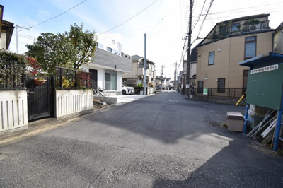 【前面道路含む現地写真】 | 調布市上石原3丁目　新築戸建て | 前面道路は閑静な住宅地の通りとなるため、車通りは多くありません。 安心して車庫入れ可能。